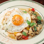 香り高いバジルと鶏肉が絶妙なガパオライス★ぜひ一度ご賞味ください。やみつきになること間違いなし