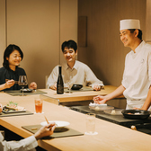 外国人のお客様にも安心してご利用いただけるよう、英語を含む複数言語のメニューをご用意しておりますので、お気軽にお声がけください。さらに英語や中国語の対応可能なスタッフも在籍しておりますので、何かございましたら、遠慮なくお気軽にお声がけください。