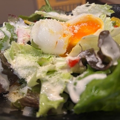 温泉卵のシーザーサラダ