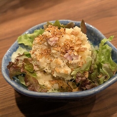 驚きの新感覚！ワインやハイボールにも相性抜群な【自家製ポテサラ】をどうぞ♪の写真