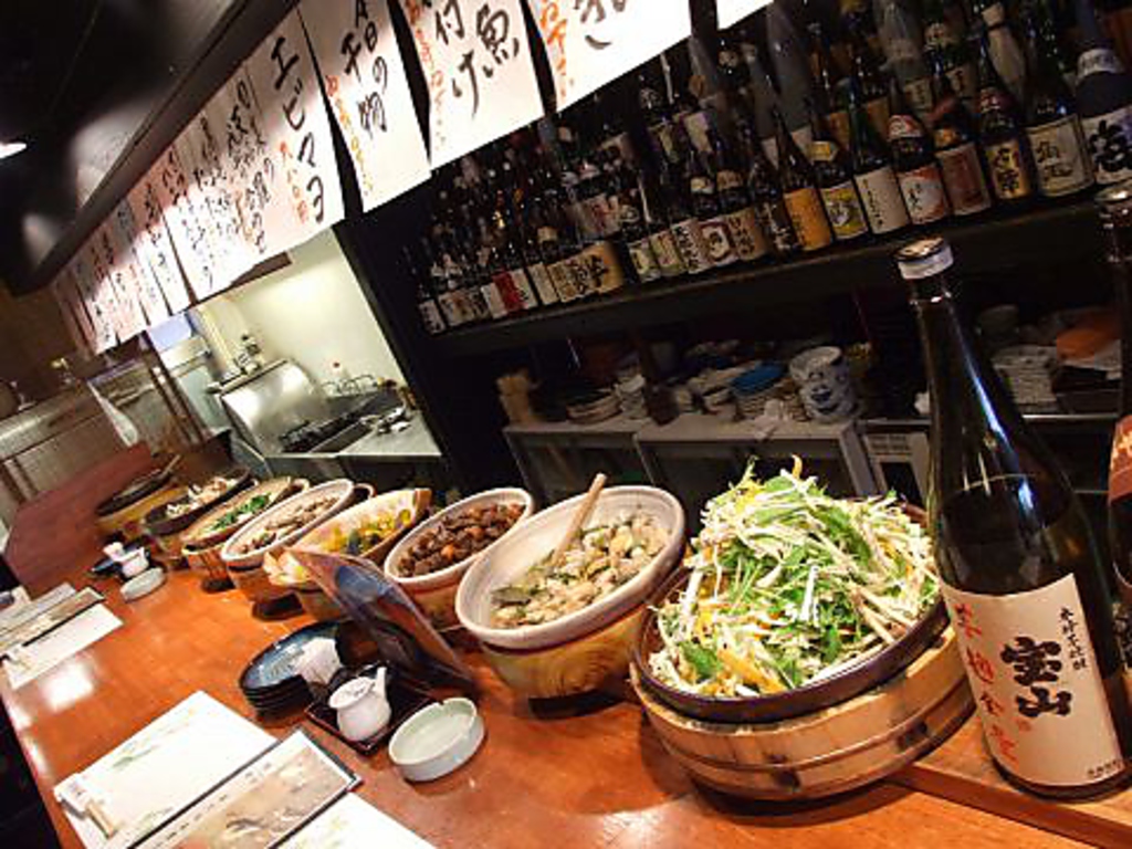 カウンターにはおすすめのおばんざいがズラリ。どれをとっても絶品！