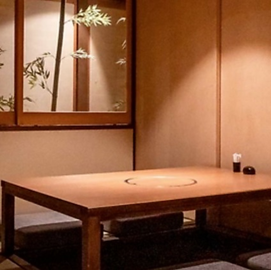 掘りごたつ個室でくつろぐ