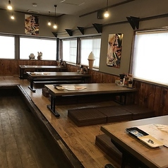 4名様用のお座敷席を1卓設けております。昭和レトロな雰囲気の中、足を伸ばして心ゆくまで寛げるお席です♪