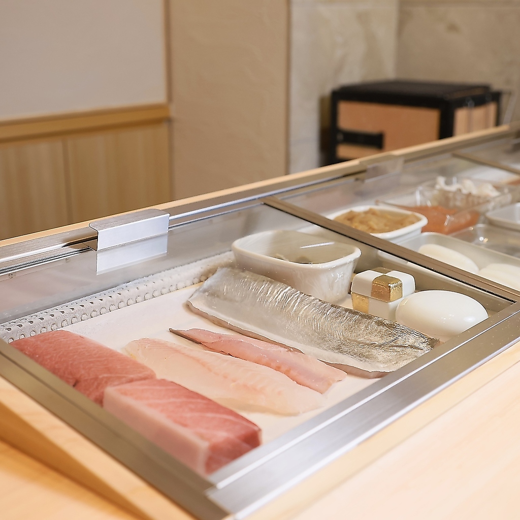 愛媛、松山の地物や全国から厳選した素材を使用しており、魚にあった仕事を施しご提供いたします。