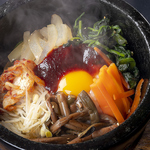 女性に人気『石焼ピビンバ』お好みでコチュジャンで味付けし、自分好みに混ぜて熱々の内に召し上がれ