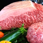 自信を持った目利きで仕入れたきめ細やかなサシが美しいA5和牛。一枚一枚心を込めて提供いたします。