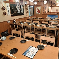 8～14名様用のお席が二列。広々使えるテーブル席は、使い勝手抜群！2列使えば30名様までご利用できる個の空間の出来上がり♪