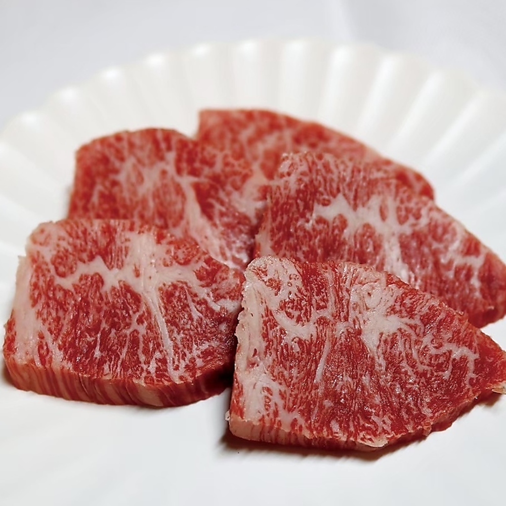 【香川県産オリーブ牛】脂身は驚くほどあっさり。とろけるような肉の旨味と、繊細な味わいです。