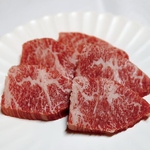 【香川県産オリーブ牛】脂身は驚くほどあっさり。とろけるような肉の旨味と、繊細な味わいです。