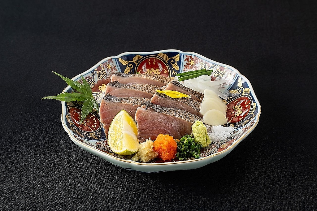 器は直接、有田焼の窯元に出向きオリジナルで作成いただいています。８程の窯元とお付き合いしてます