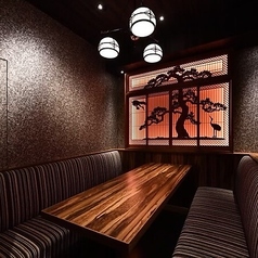 接待などのビジネスシーンにも最適な、完全個室を完備。周りを気にせずプライベートな空間で、大切な方との会話や美食を心ゆくまでお楽しみいただけます。