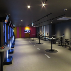 友人や仲間とゆったり語らうのにぴったりなテーブル席。ドリンクを片手にダーツ観戦や会話を楽しめる、カジュアルで居心地の良い空間です。