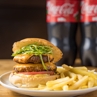 肉汁じゅわ～！自家製パティとバンズが奏でる絶品♪