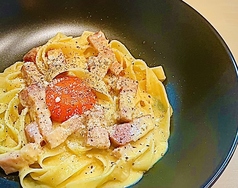 炙りベーコンとええ卵の濃厚カルボナーラ