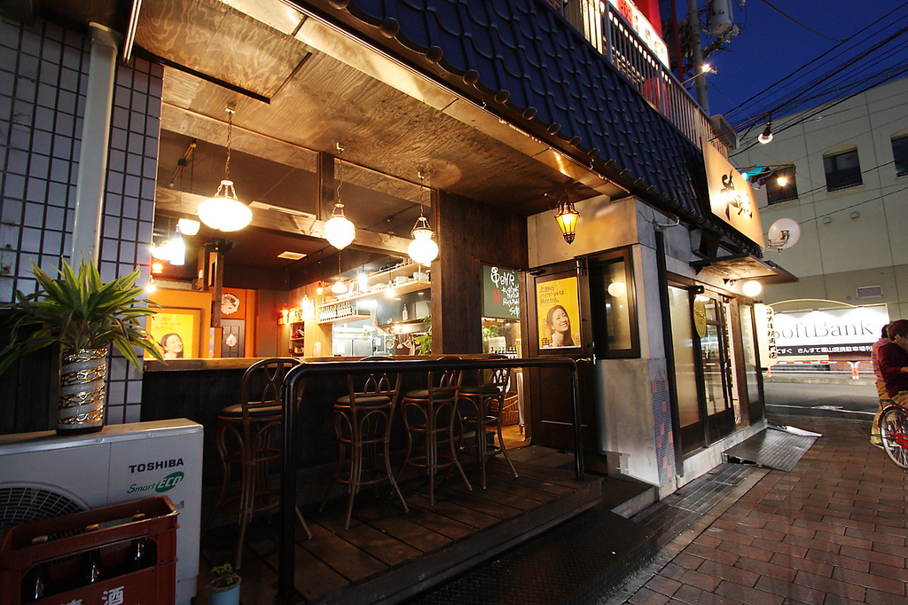 福山駅北口からすぐ。向いはファミリーマートさん。