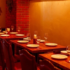 味しい料理を囲みながら、賑やかな会話が弾むこと間違いなし！壁に設置されたテレビもあり、特別な瞬間をより楽しむことができます◎心温まる思い出を作る場所としてぴったりです☆大型テレビも設置されており、イベントを楽しむ際にも活躍します♪最大12名様までOKのこのお席で、素敵な時間を過ごしてみてください◎