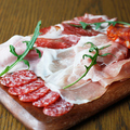 料理メニュー写真&nbsp;サラミとハムの盛り合わせ