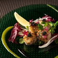 料理メニュー写真 ホタテのポワレ サラダ仕立てのグリーンマスタードソース