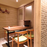 テーブル席や扉のついた完全個室をご用意しております。