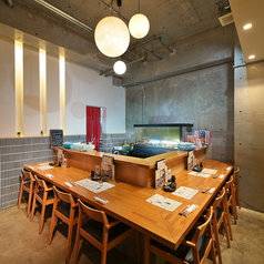 絶妙なタイミングでお食事、お飲物をご提供させて頂きます。人気のカウンター席は横並びにお座りいただけるので、大切な方とのお食事や接待利用にも最適です。臨場感あふれるカウンター席で、四季折々のお料理と地酒を心ゆくまでご堪能ください。