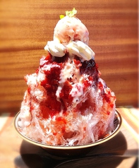 ふわふわの苺ミルクかき氷！の写真