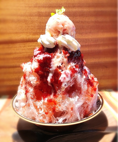 ふわふわの苺ミルクかき氷！の写真