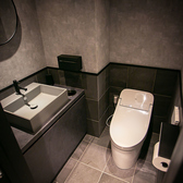 トイレにもこだわりを持っており、とても清潔感があり、開放的な空間になっております。温かみのある照明で、落ち着いた雰囲気です♪