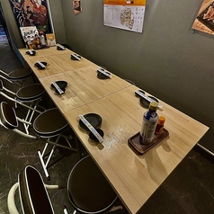 【2名様～8名様ご宴会向け個室完備】大切な仲間たちと、ゆったりとした時間をお過ごし頂けます♪和を基調にしたモダンなお席です。すこしゆったりめのお席になっておりますので、古屋の雰囲気も混ざって、情緒溢れる空間です・・・