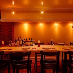 バルの醍醐味でもあるカウンター席です◎1人で少しリラックスできる時間を過ごしたい方や、少人数でカウンターで飲むのもOK♪シンプルながらも特別感を味わえる、心温まる空間です☆バー初心者の方や、お1人様など大歓迎です♪お気軽にご来店ください★