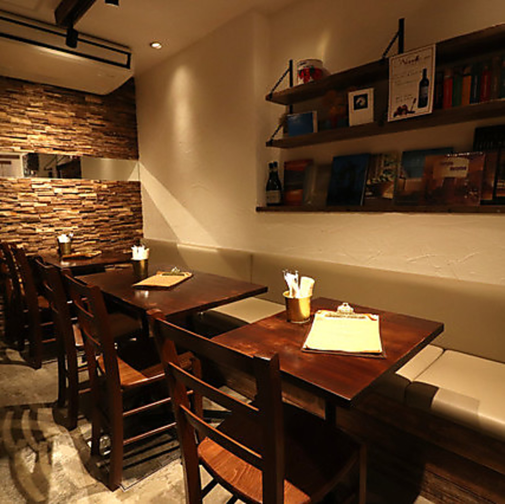 小規模な店内は静かでリラックスできる環境が魅力。温かみのあるインテリアと照明が心地よいです…♪