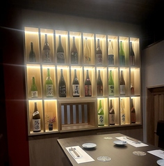 扉の向こうに広がる〈大人の隠れ家〉壁一面に並ぶ銘柄とともに、日常を忘れるひとときを。