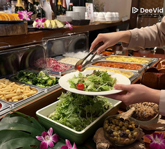 有機野菜のサラダバー付ランチは平日がお得！