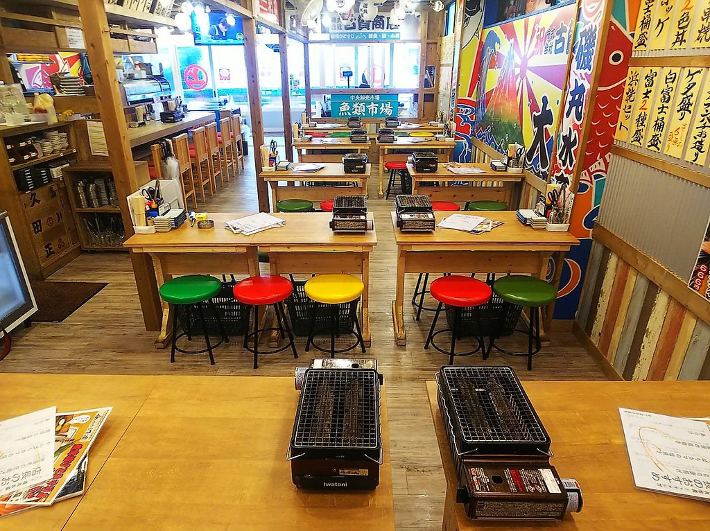 大きなテーブルだから、沢山注文しても大丈夫！お客様の明るい声が飛び交う、明るい雰囲気の店内☆