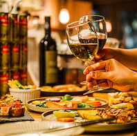 自慢の料理とワインをギターの音色とともに♪