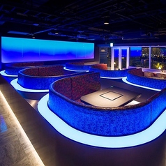 【ボックス席：2～4名様×6卓】みなとみらいの海をイメージした非現実的な空間。少人数のお集まりに最適な4名様まで着席可能なボックス席。少し狭くなってしまいますが、6名様での着席も可能。みなとみらいの海をイメージした非日常空間で、大切な人との特別な時間を。また、幻想的な光に包まれたお席はSNS映え間違いなし！