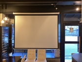 100インチのプロジェクター完備！会議や結婚式2次会などに対応可能。貸切できます！