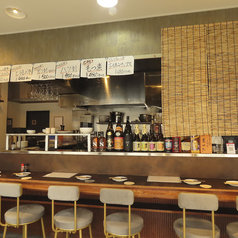 料理の仕上がりを目の前で楽しめるオープンカウンターの席をご用意しております。手際よく調理する様子を間近で見ることができ、食欲をそそる香りと共に、視覚でも料理を楽しむことができます。