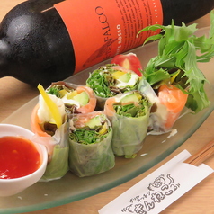 絶品！サーモンとクリームチーズの生春巻き♪女性はもちろん、男性にも大人気！の写真