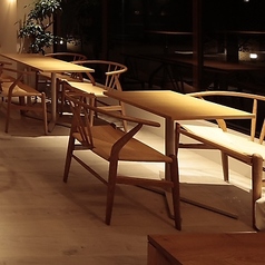 大切な方との語らいや、ご友人とのランチ・ディナーにぴったりの空間です。周りを気にせず、落ち着いた雰囲気の中で、シェフが凝縮した旨味を持つ料理の数々をご堪能いただけます。ご家族連れの方にも、気兼ねなくお過ごしいただける配置となっています。