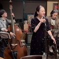 プロによる生演奏を間近で楽しめるステージを完備しております。設置された音響設備から流れるジャズの音色が、店内の雰囲気をより一層格調高く引き立てます。迫力あるサウンドに包まれながら、心躍るエンターテインメントをご堪能ください。