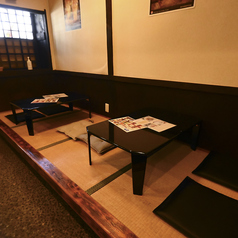 【足を伸ばしてくつろげる座敷席】靴を脱いでゆったりくつろげる和風の小上がり座敷席(畳)を完備!小さなお子様連れのご家族や、ご友人同士でのグループ利用、女子会にも大人気のお席です。まるで家でくつろいでいるかのようなリラックス空間で、本格スパイス料理を囲んでワイワイお楽しみください。