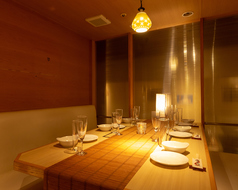 こちらの個室は温かみのあるダウンライトが心地よく、落ち着いた雰囲気が自慢のテーブル席です。