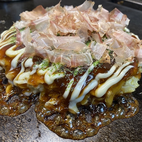 厳選素材を使ったこだわりの鉄板焼きやお好み焼きを味わうことができる。