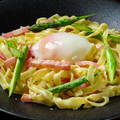 料理メニュー写真&nbsp;アスパラとベーコンの温玉カルボナーラ