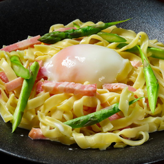 アスパラとベーコンの温玉カルボナーラ