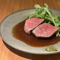 国産和牛をこだわりのソースで味わうの写真