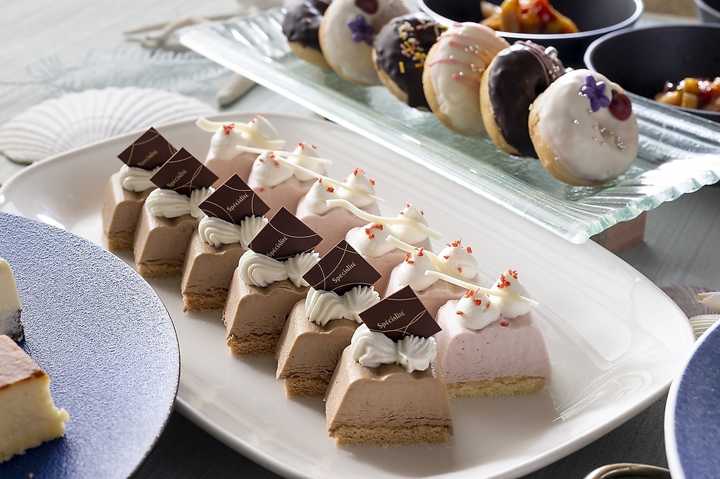 カラフルなデザートもおなかいっぱいどうぞ！デザートも食べ放題！