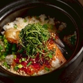 料理メニュー写真 鮭とイクラの釜めし