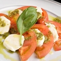 料理メニュー写真&nbsp;水牛モッツァレラとフルーツトマトのカプレーゼ