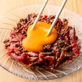 鮮度抜群の和牛ヒレを豪快に炙るだけでなく、とろっとろの卵黄にたっぷり絡めてぱくり!贅沢感あふれる「和牛炙りヒレユッケ」は、口の中で幸せがとろける極上の逸品です♪もちろんお酒との相性は抜群!当店自慢のハイリキをぐいっと煽りながら、贅を凝らした和牛ヒレの濃厚な旨味を堪能してください!